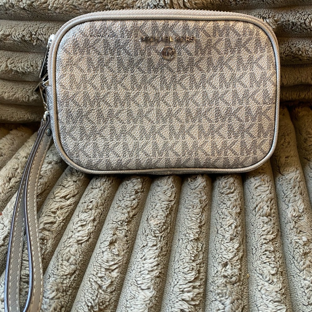 Michael kors double zip wristlet